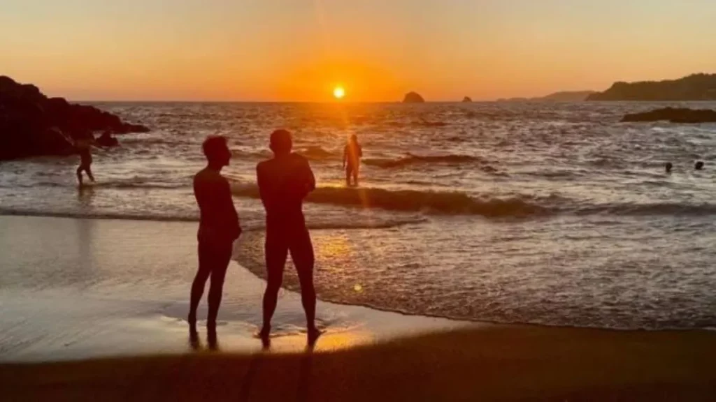 Golpean a pareja gay en playa nudista de Oaxaca, por caminar tomados de la mano
