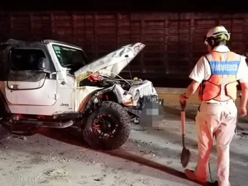 Cae Jeep del segundo piso en la autopista México-Puebla