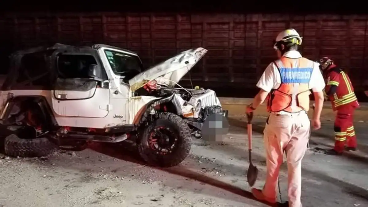 Cae Jeep del segundo piso en la autopista México-Puebla