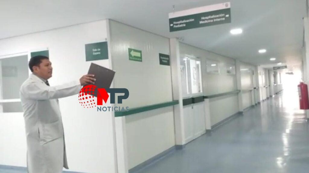 Pasillo de hospital del IMSS en Cuautlancingo y médico mostrando las instalaciones.