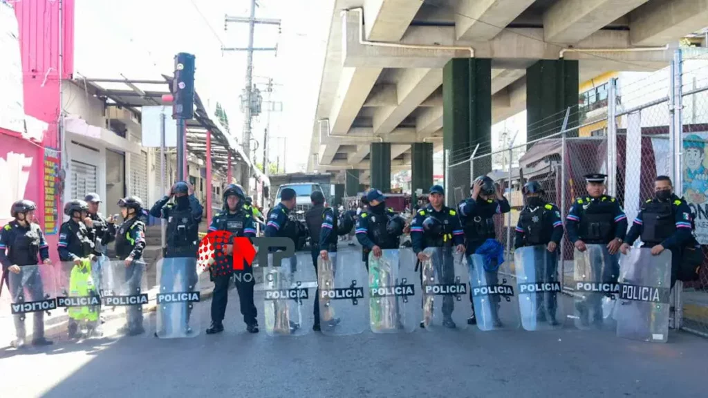Gobierno de Eduardo Rivera retira puestos ambulantes debajo de puente de Amalucan