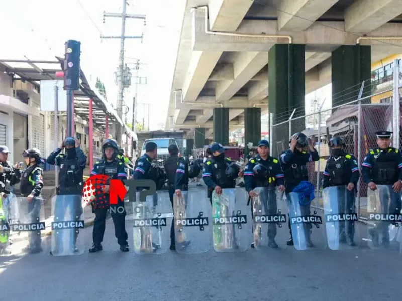 Gobierno de Eduardo Rivera retira puestos ambulantes debajo de puente de Amalucan