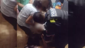 Policías salvan a niño que se asfixiaba por atragantamiento en Puebla