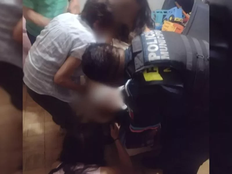 Policías salvan a niño que se asfixiaba por atragantamiento en Puebla