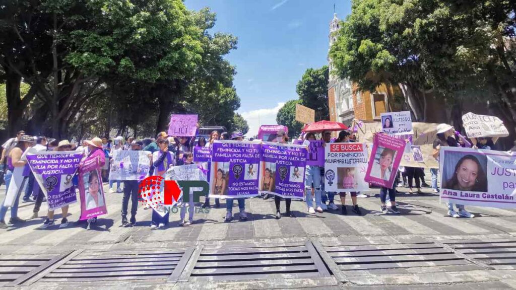 Marcha por el feminicidio de Liliana en calles de Puebla.