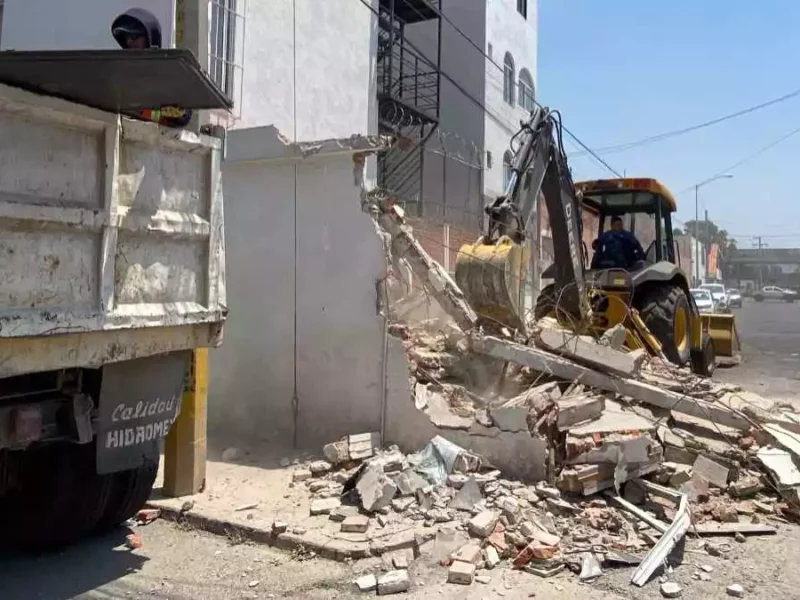 Retiran ocho casas de “vecinos gandallas” que invadían la vía pública en Puebla