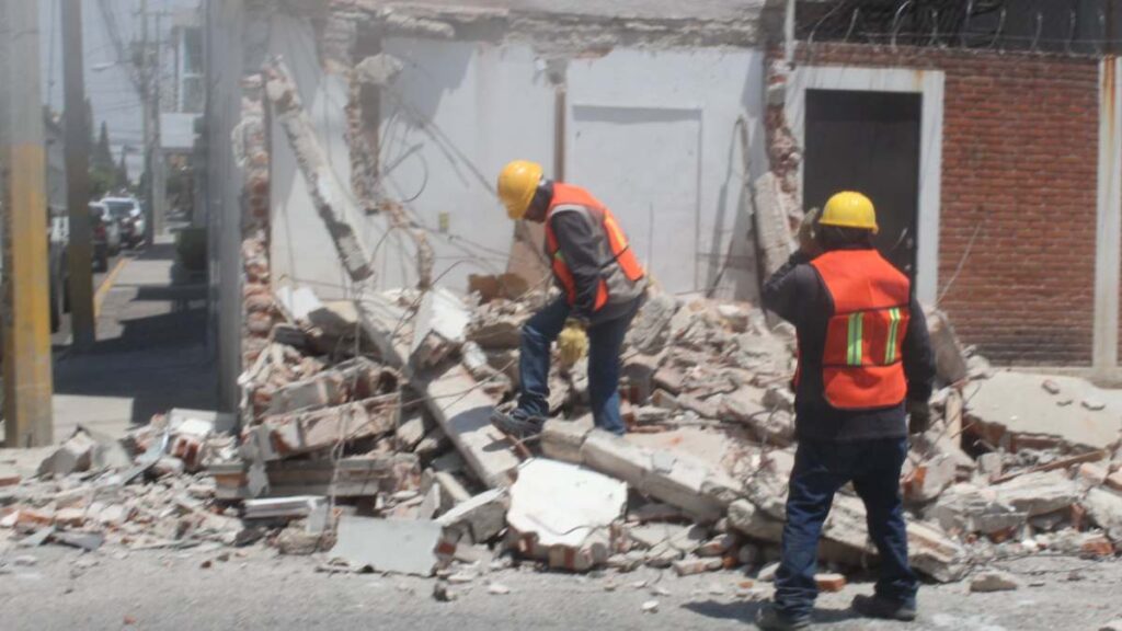 Retiran ocho casas de “vecinos gandallas” que invadían la vía pública en Puebla