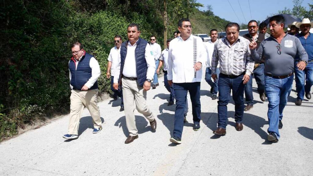 Sergio Salomón camina con funcionarios en gira de trabajo en Chiconcuautla.