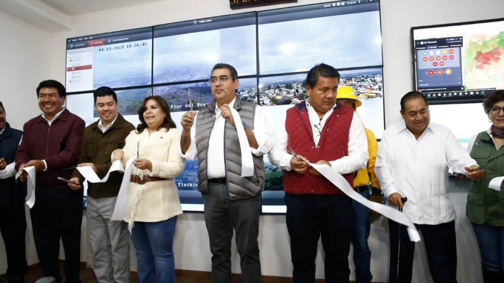 Sergio Salomón corta liston tras rehabilitación de complejo para atender incendios.