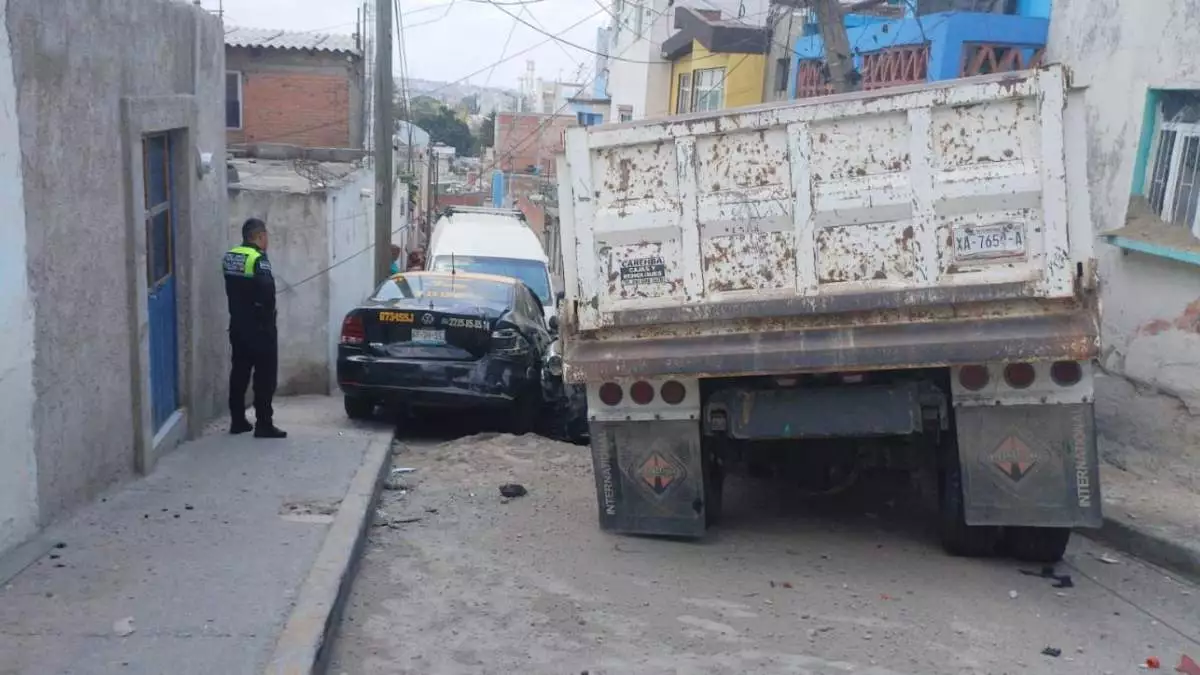 FOTOS: torton se queda sin frenos y arrastra un taxi, otros autos y un poste en Puebla