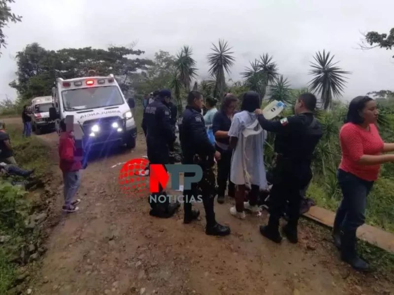 Un muerto y ocho lesionados deja volcadura en Tlatlauquitepec