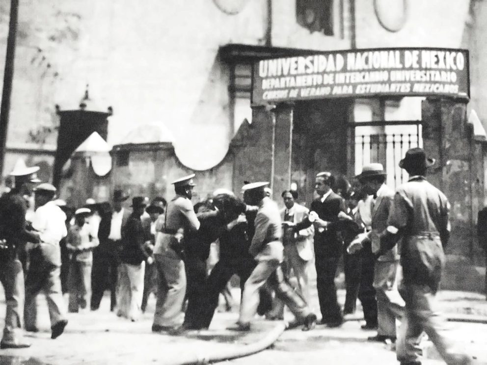 Alumnos UNAM contra autoridades