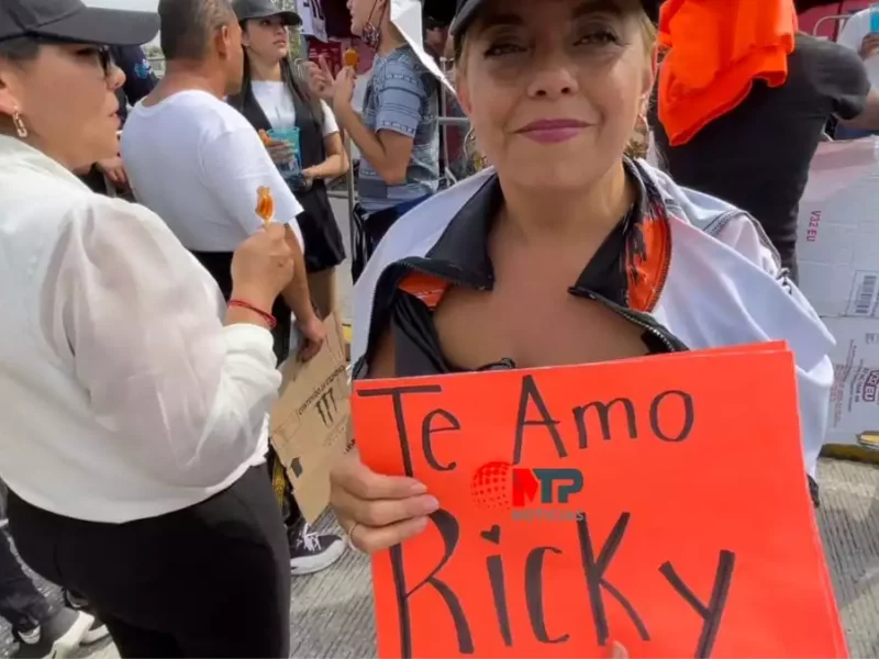 Ana y familia se forman desde 400 a.m para ver a Ricky Martin en Feria de Puebla