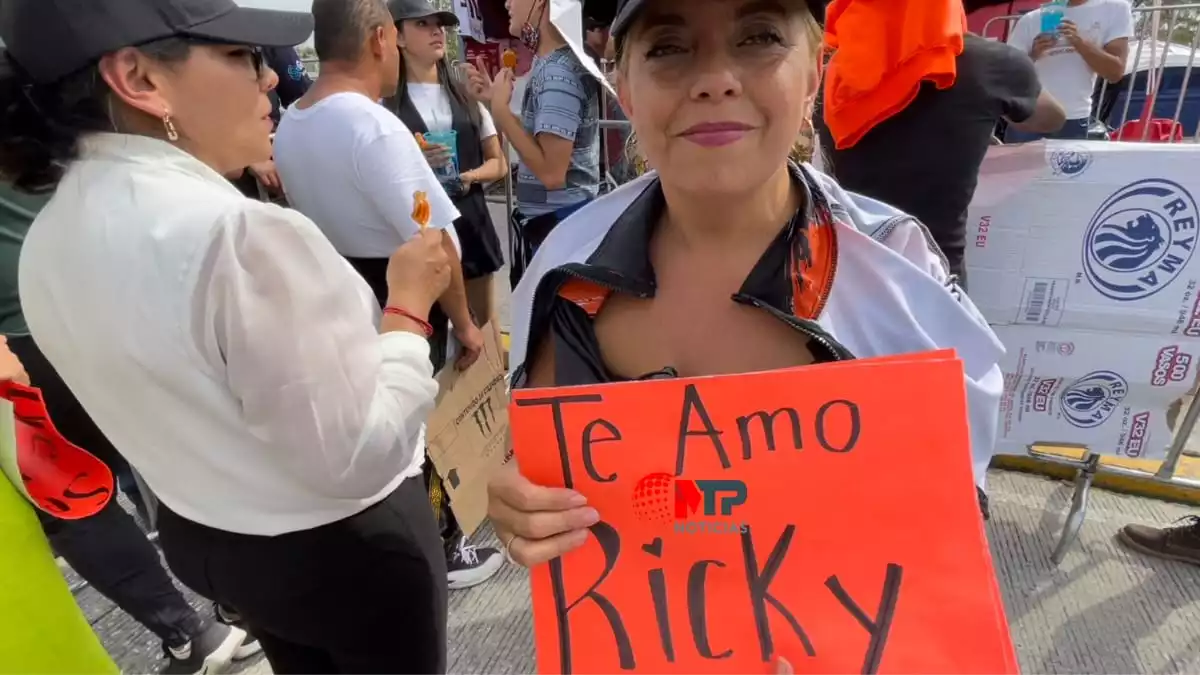 Ana y familia se forman desde 400 a.m para ver a Ricky Martin en Feria de Puebla