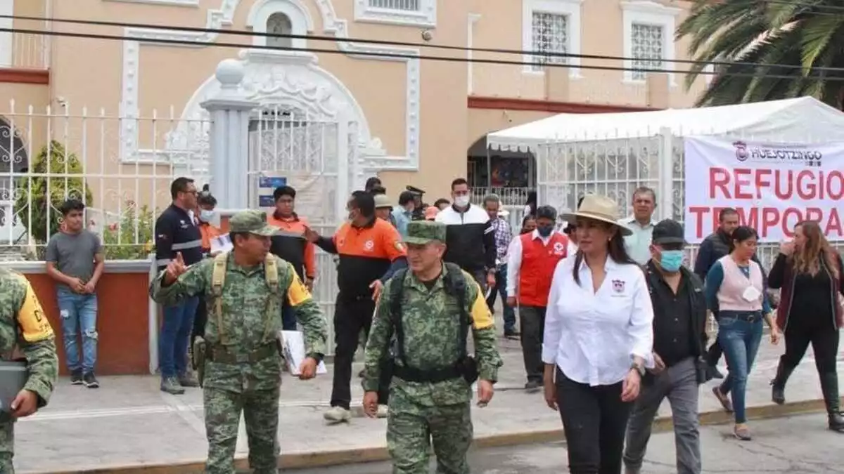 Angélica Alvarado y personal de la Sedena durante recorrido en el municipio de Huejotzingo