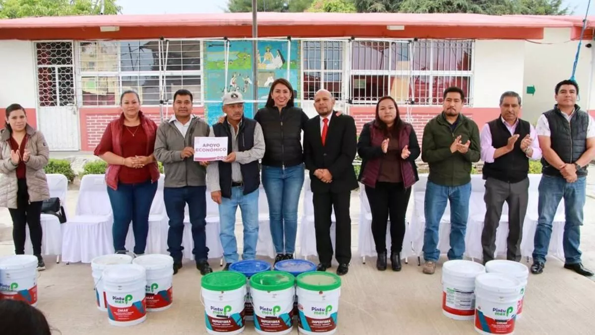 Angélica alvarado hace entrega de pintura e impermeabilizante en escuelas del municipio de Huejotzingo.