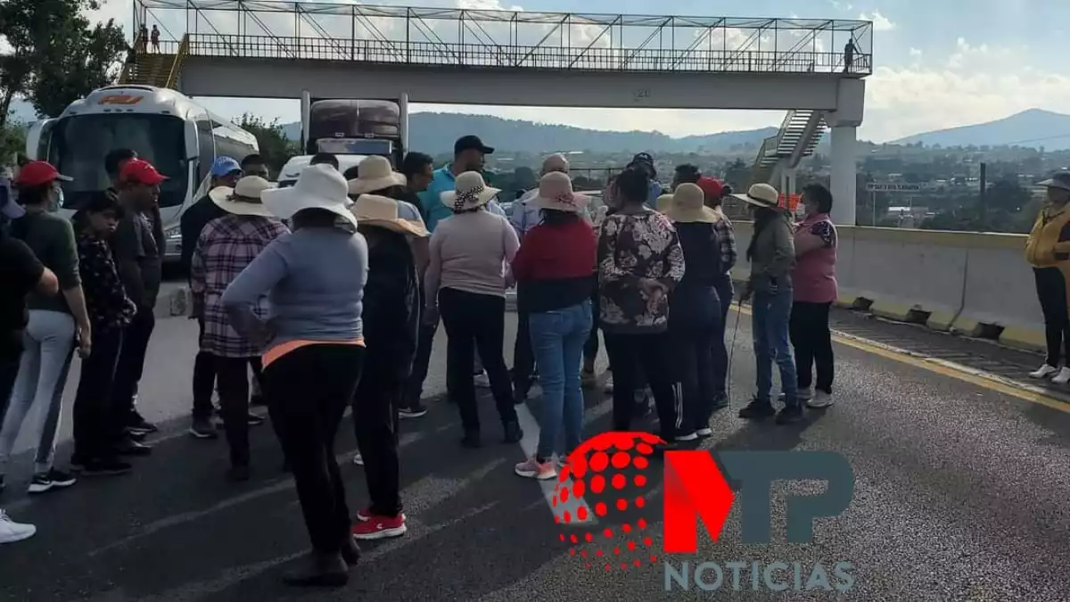 Bloquean la México-Puebla porque ¡les quitaron a su sacerdote en Tlahuapan!