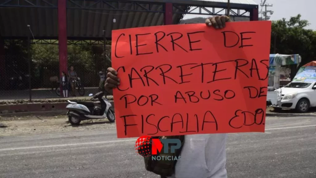 Pobladores de Izúcar de Matamoros bloquean carreras