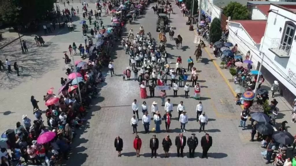 Contingentes participantes en el desfile del 5 de mayo en Amozoc