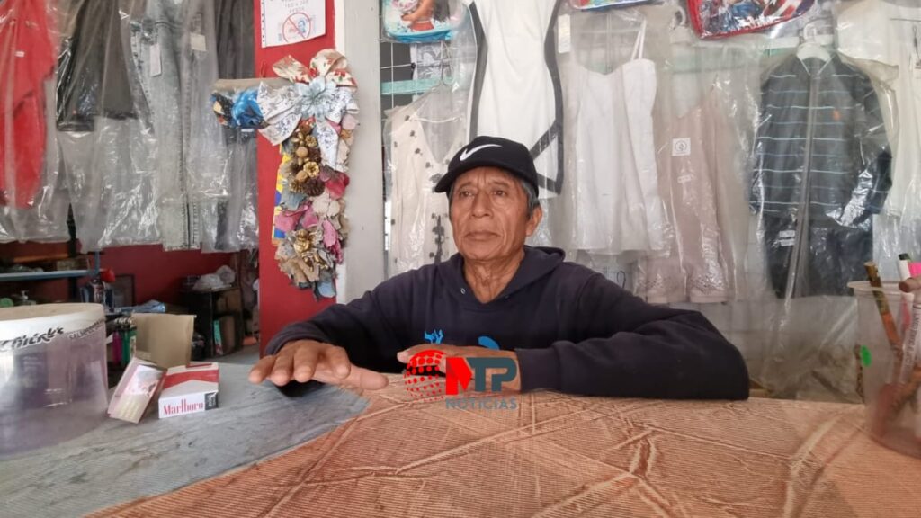 Don Rufino, comerciante de pan en Santa María Zacatepec