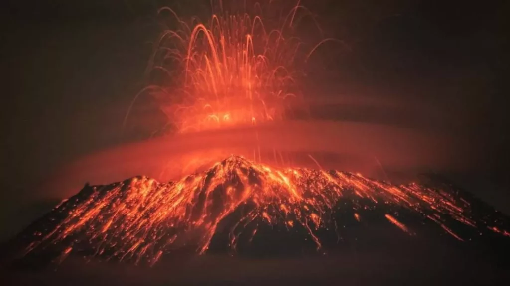 Harán sobrevuelo en el cráter del Popocatépetl para medir velocidad del material magmático