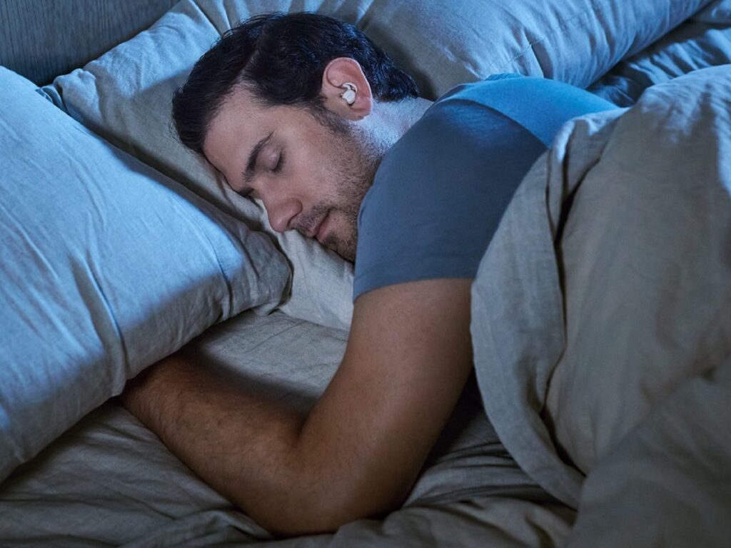 Hombre durmiendo con audifonos