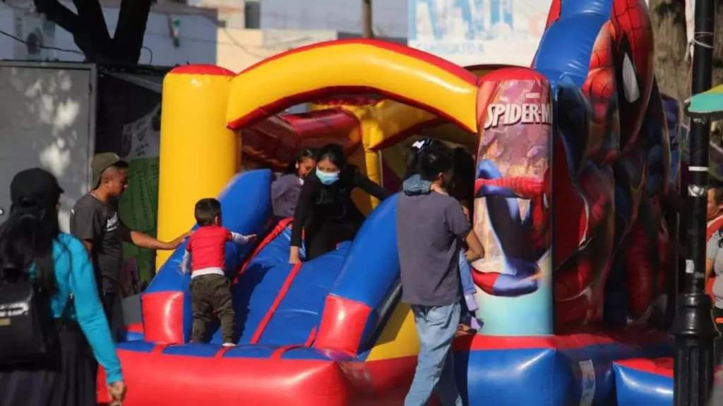 Juegos inflables en el festejo del Día del niño en Amozoc