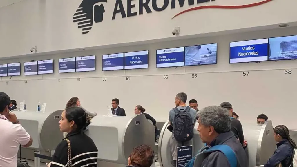 Largas filas de usuarios en espera en el AICM por cancelación de vuelos por caída de ceniza del volcán Popocatépetl