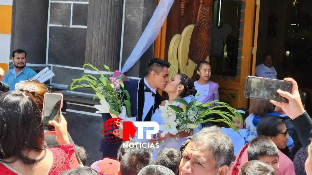 Maribel y Jairo se dan el sí en iglesia de Xalitzintla