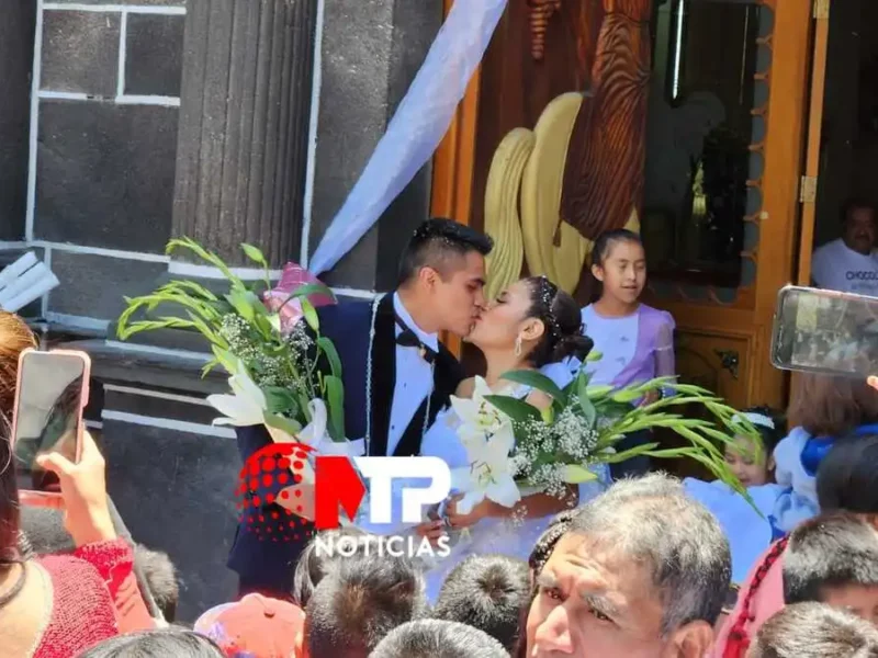Maribel y Jairo se dan el sí en iglesia de Xalitzintla