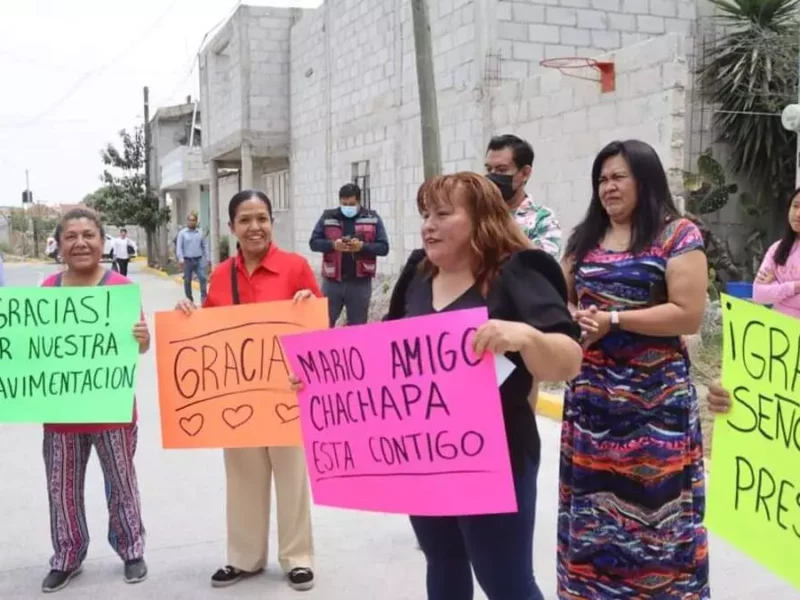 Mario de la Rosa entrega calle pavimentada en Chachapa