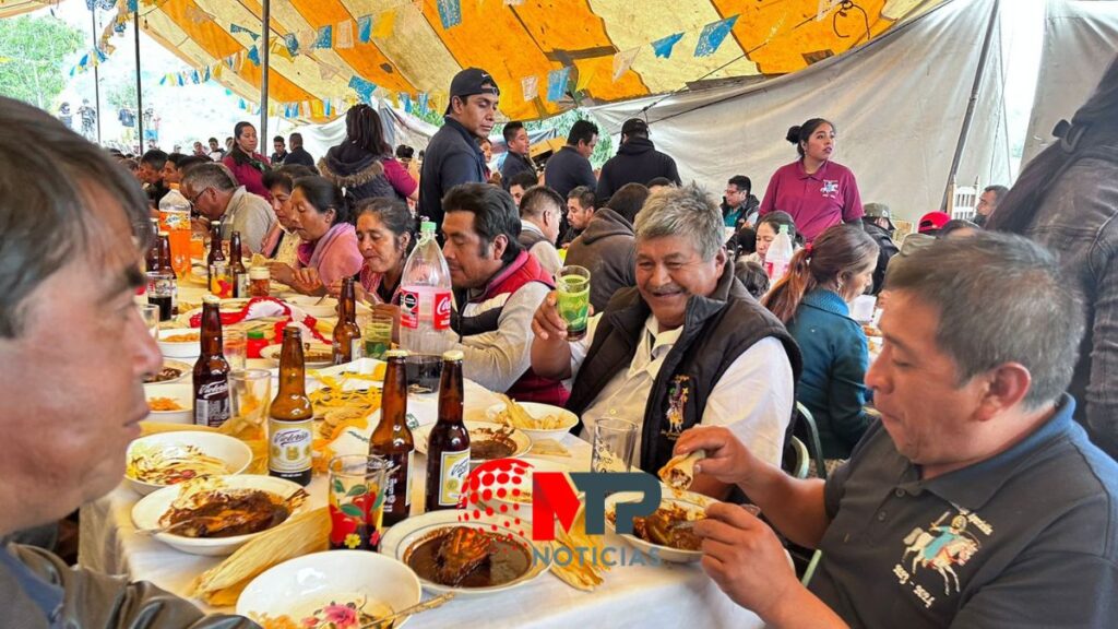 Mole en Xalitzintla Popocatépetl no impide festejo al patrono