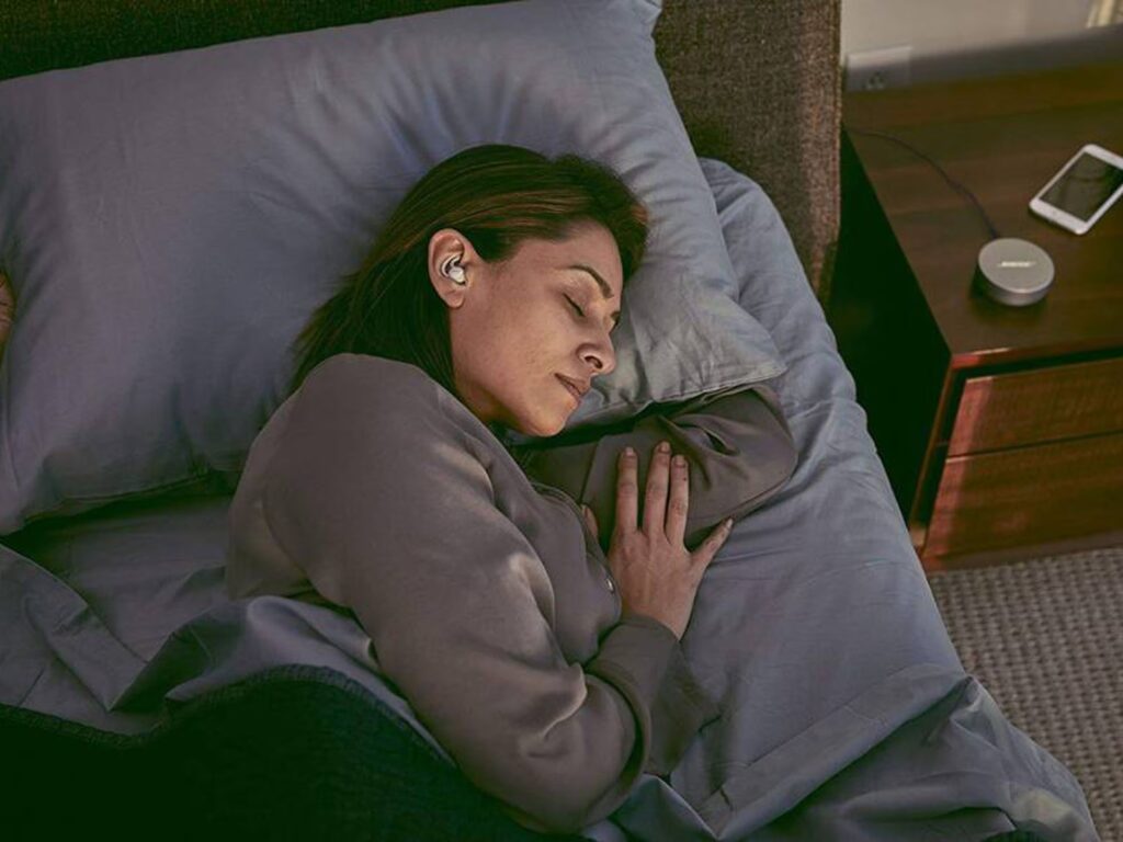 Mujer durmiendo con audifonos