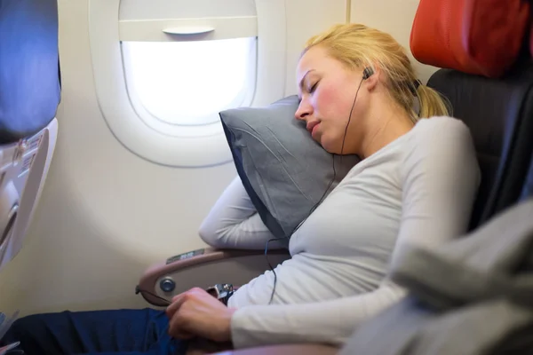 Mujer durmiendo en avión