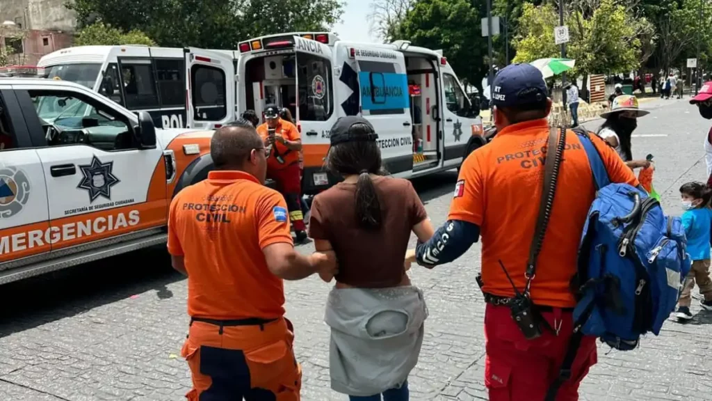 Niña se extravía durante desfile del 5 de Mayo y queda al resguardo de policías