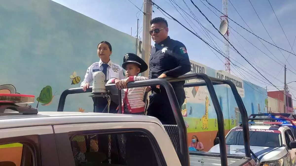 Pequeña Kimberly Pérez en patrulla de la Policía cumpliendo su sueño de ser policía
