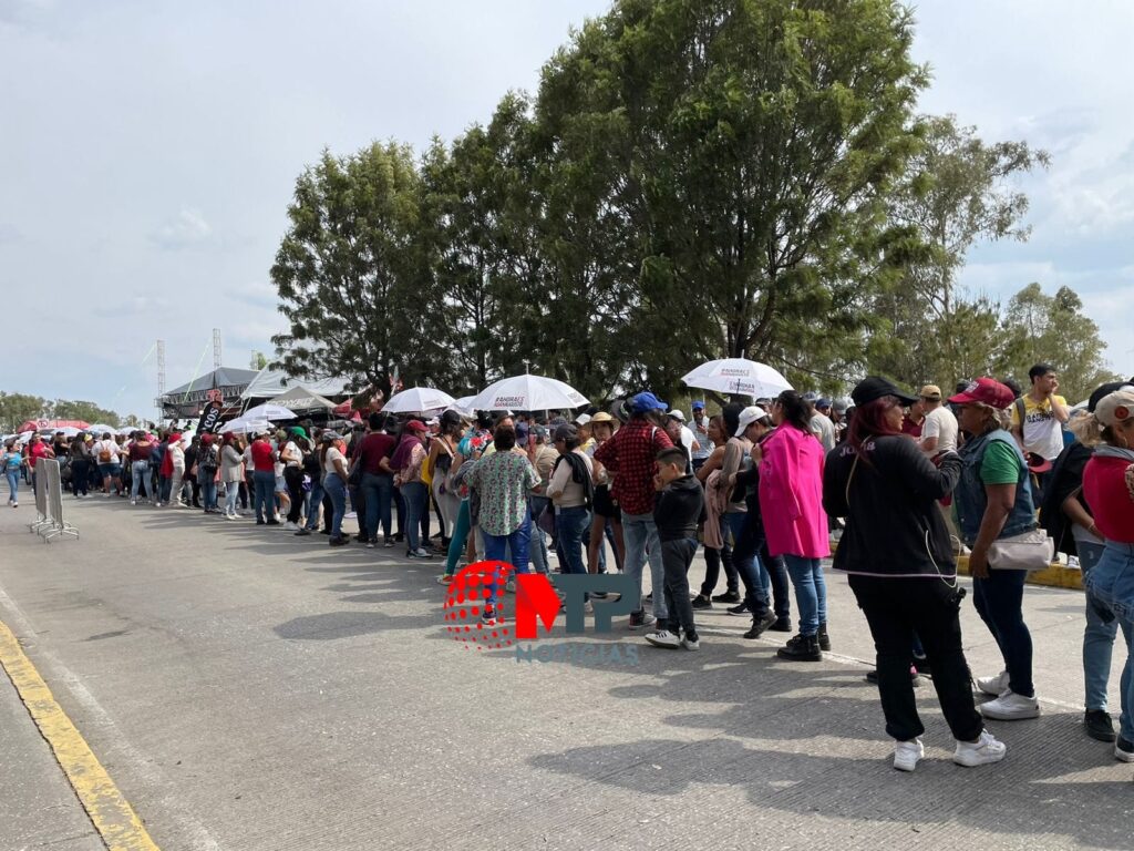 Poblanos se forman para ver a Riky Martin en la Feria de Puebla