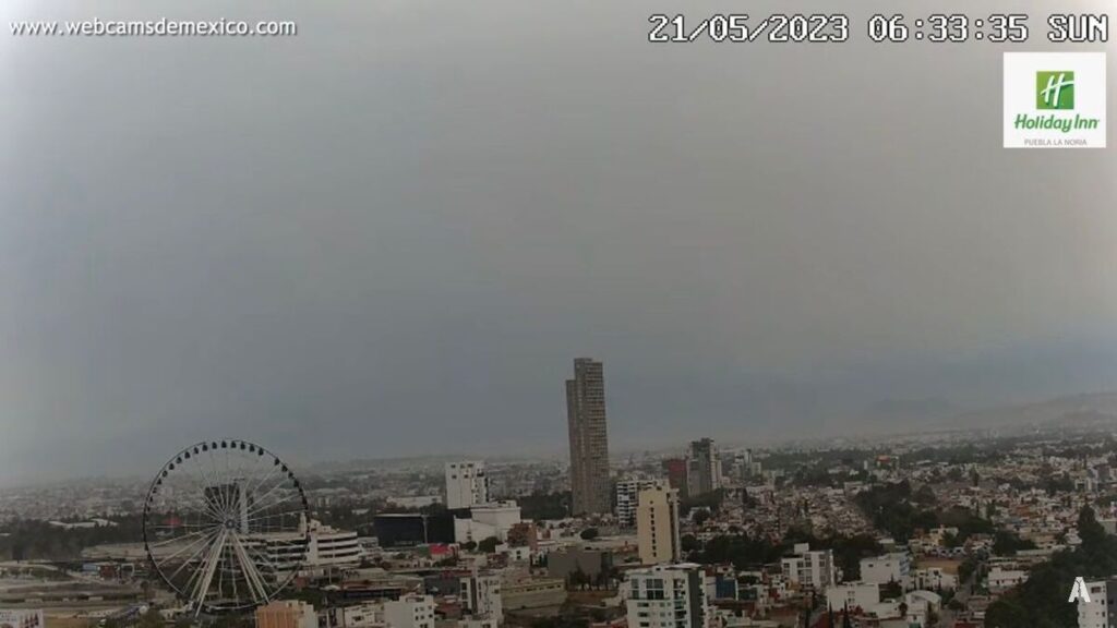 Puebla amanece con lluvia de ceniza y suspenden vuelos del aeropuerto