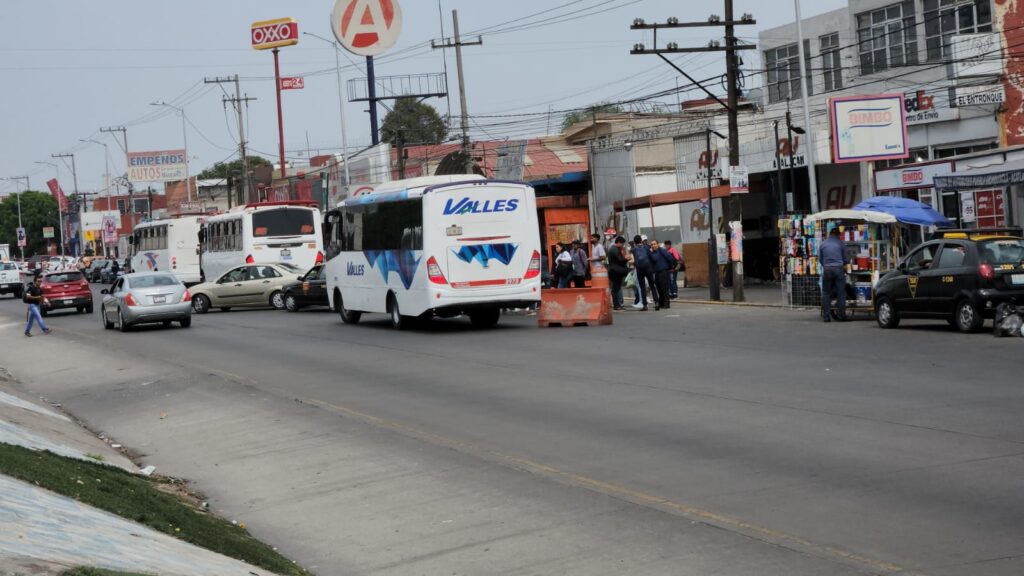 Rutas del transporte público hacen paradas en el entronque de Amalucan