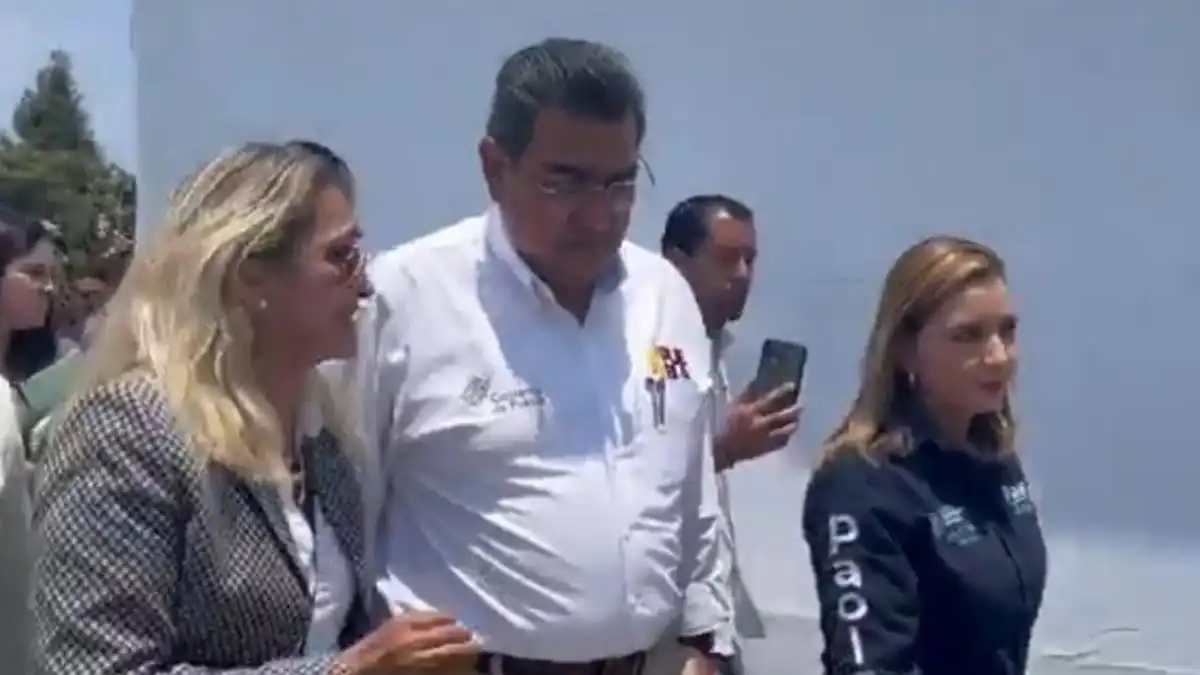 ¡En la cara de Paola Angon! Trabajadora la acusa con el gobernador de acoso laboral en San Pedro Cholula
