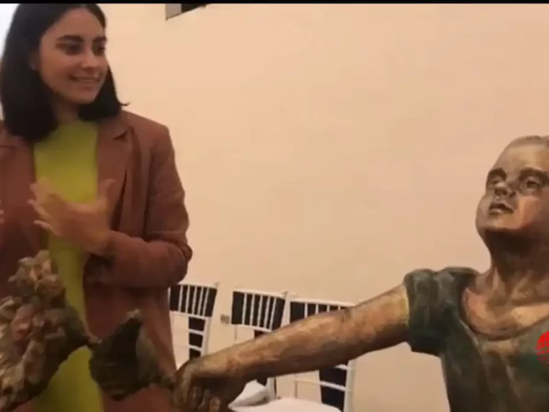 Una niña con un girasol en la mano la estatua con la que homenajean a Cecilia Monzón