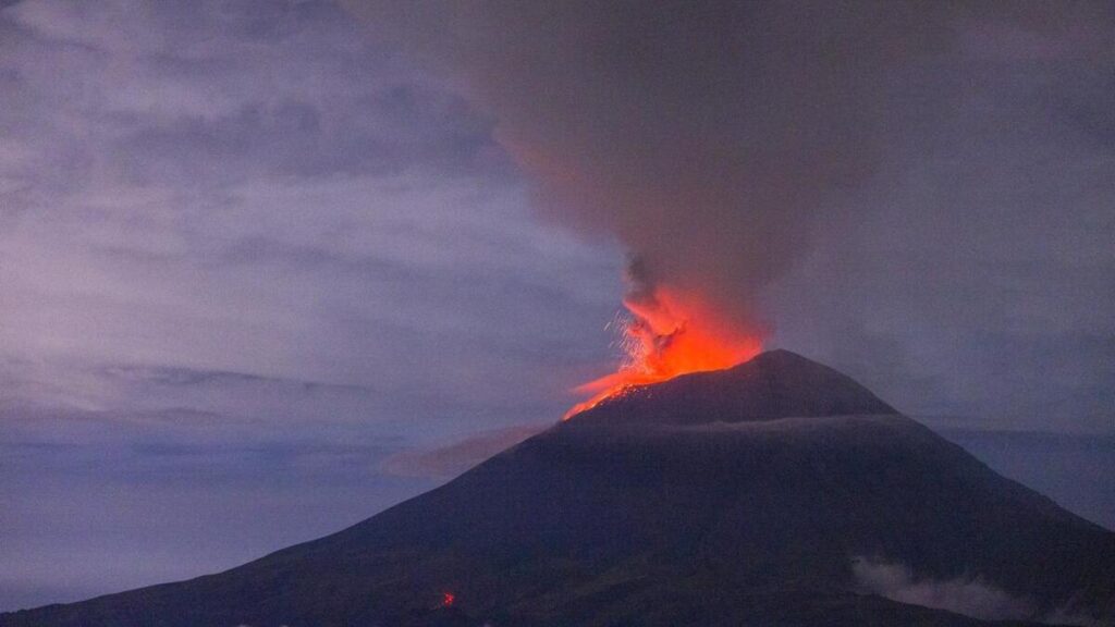 Volcán Popocatépetl lanzando una fumarola