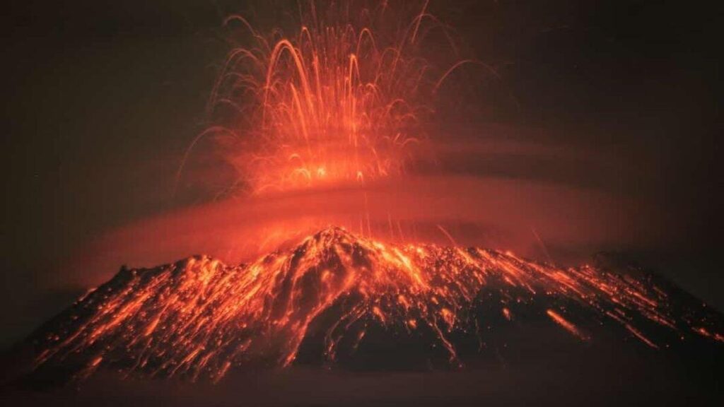Volcán Popocatépetl lanza bombas de lava