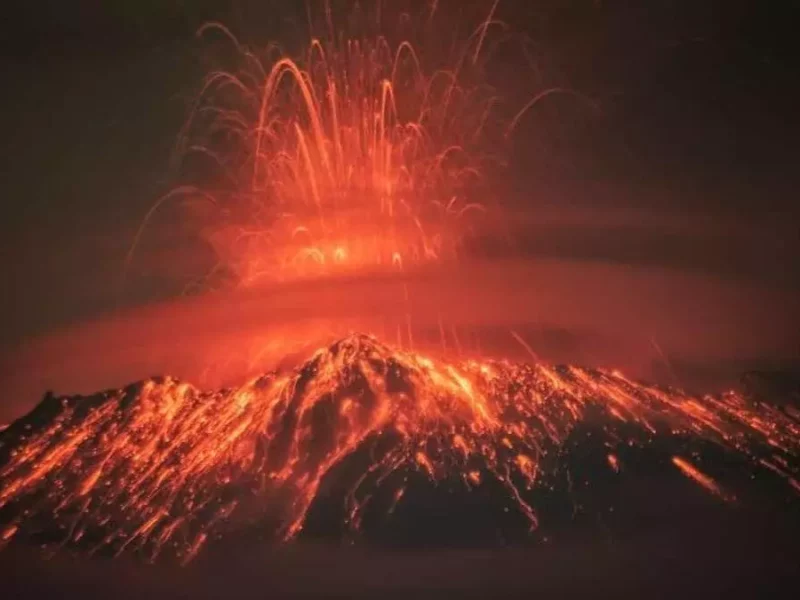 Volcán Popocatépetl lanza bombas de lava