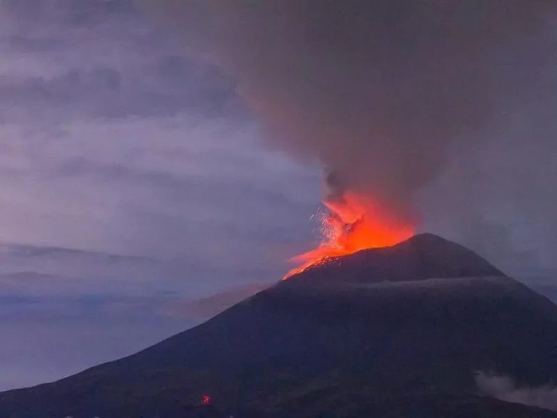 Volcán Popocatépetl lanzando una fumarola