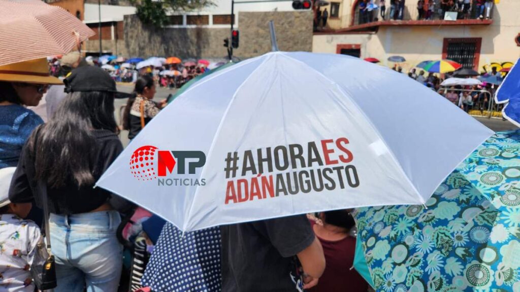 Sombrilla promocionando a presidenciable Adán Augusto.