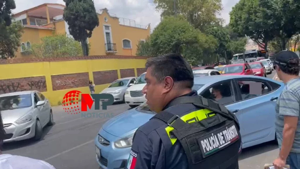 Automovilista intenta atropellar a madres buscadoras y familiares de desaparecidas durante manifestación en Puebla
