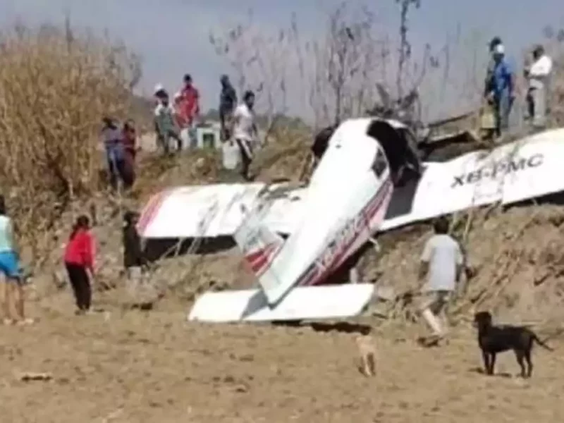 Se incendia avioneta y cae en Cholula, hay dos lesionados