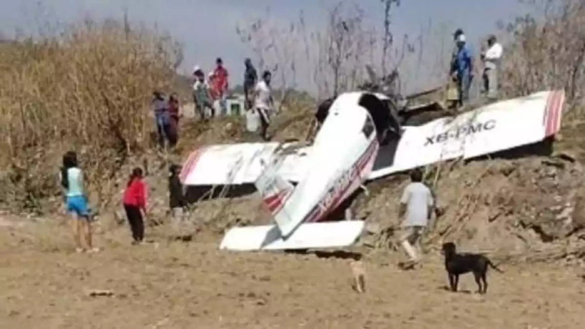 Se incendia avioneta y cae en Cholula, hay dos lesionados