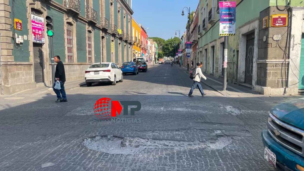 Calles del Centro Histórico en Puebla cerradas por obras de pavimentación.